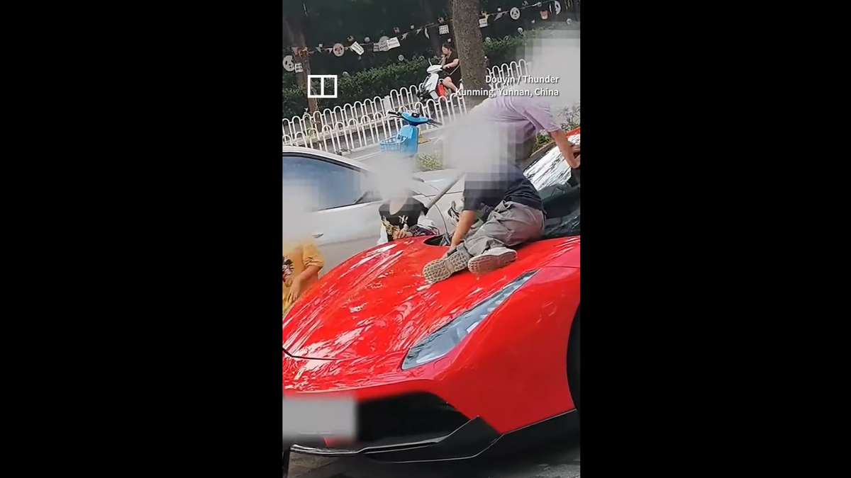 As crianças usaram uma Ferrari 488 como playground. Agora seus pais estão sendo processados