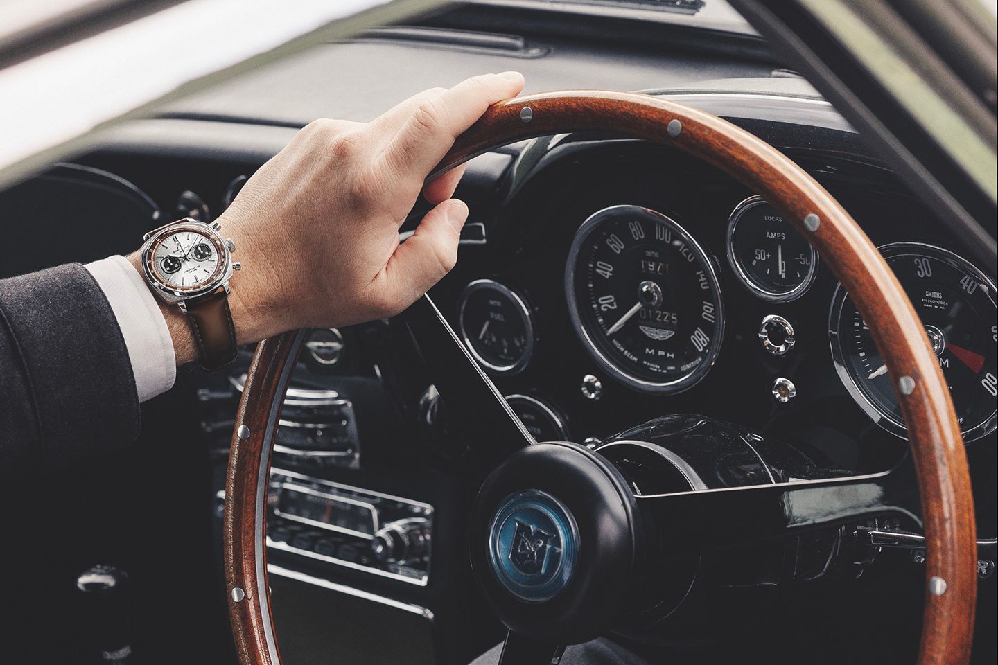 Eis o cronógrafo Breitling Aston DB5