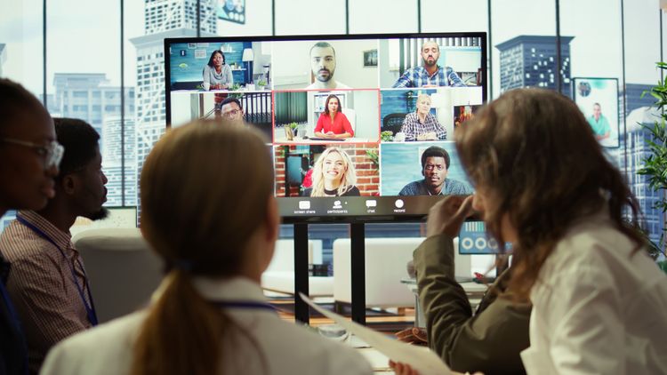Como os assistentes de IA melhoram a comunicação da equipe remota para desenvolvedores