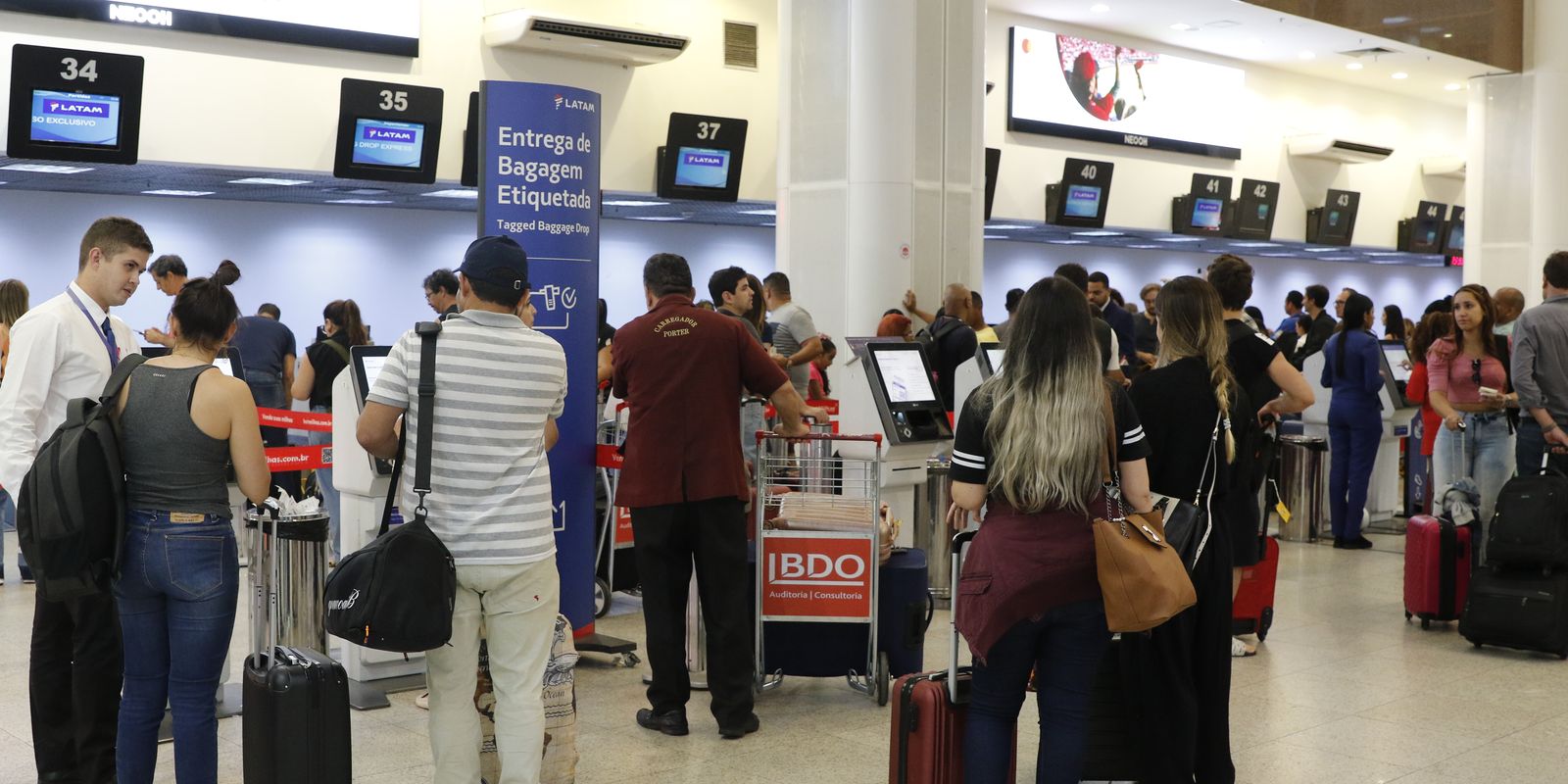 Setor de serviços cai 0,4% em maio por recuo na área de transportes