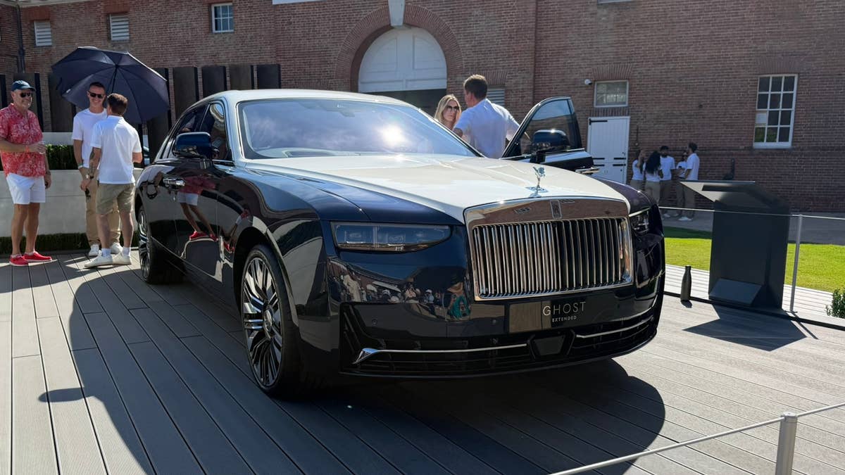 Rolls-Royce Ghost Savile Row transforma alfaiataria britânica em arte rolante