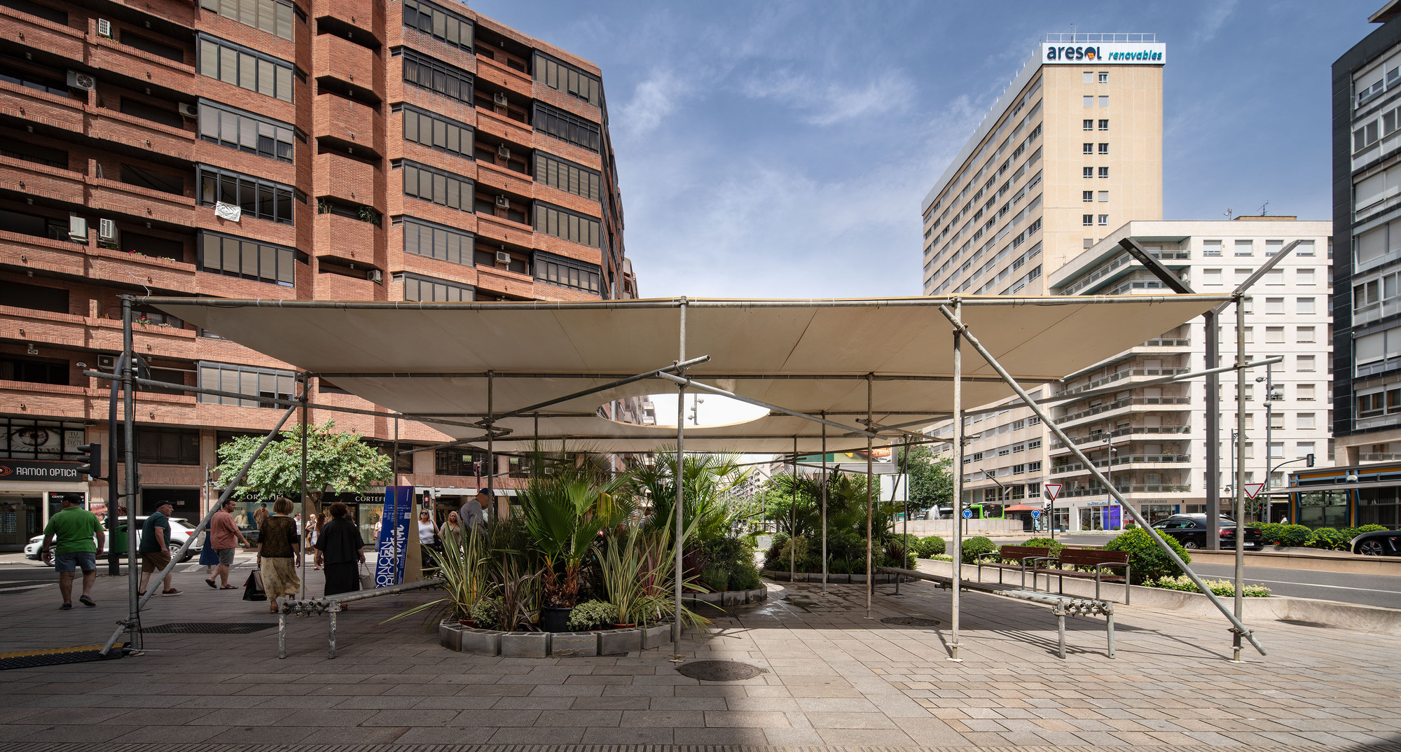 Além do dossel: seis estratégias arquitetônicas para sombra urbana