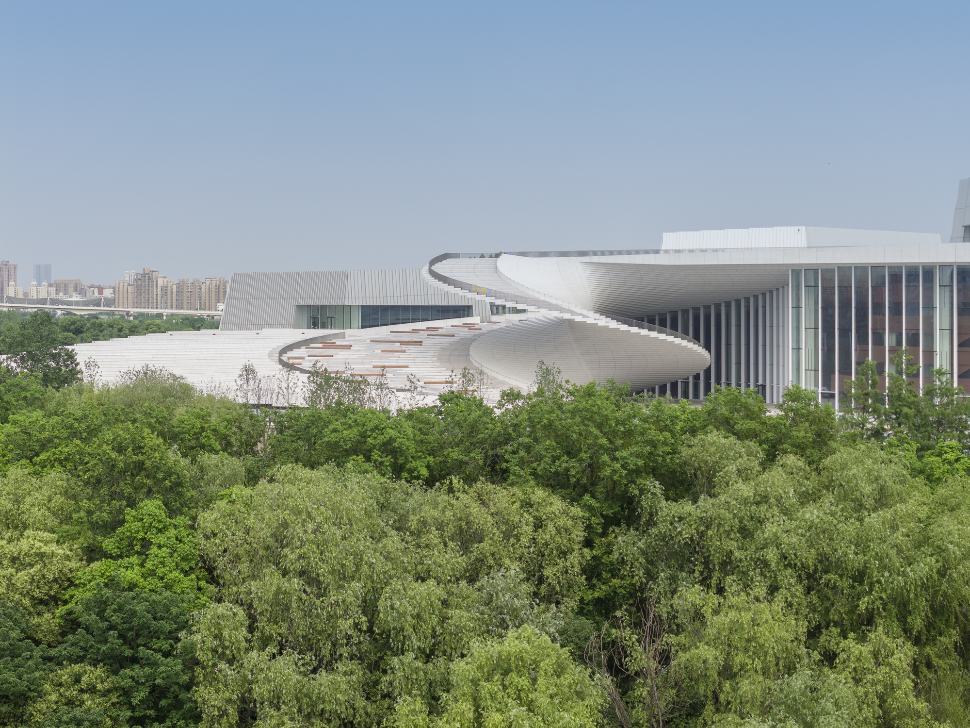 A Grande Ópera de Xangai de Snøhetta está quase concluída antes da inauguração em outubro
