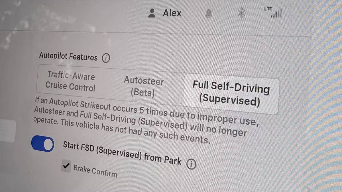 Tesla pode usar Face ID para decidir quem pode usar FSD