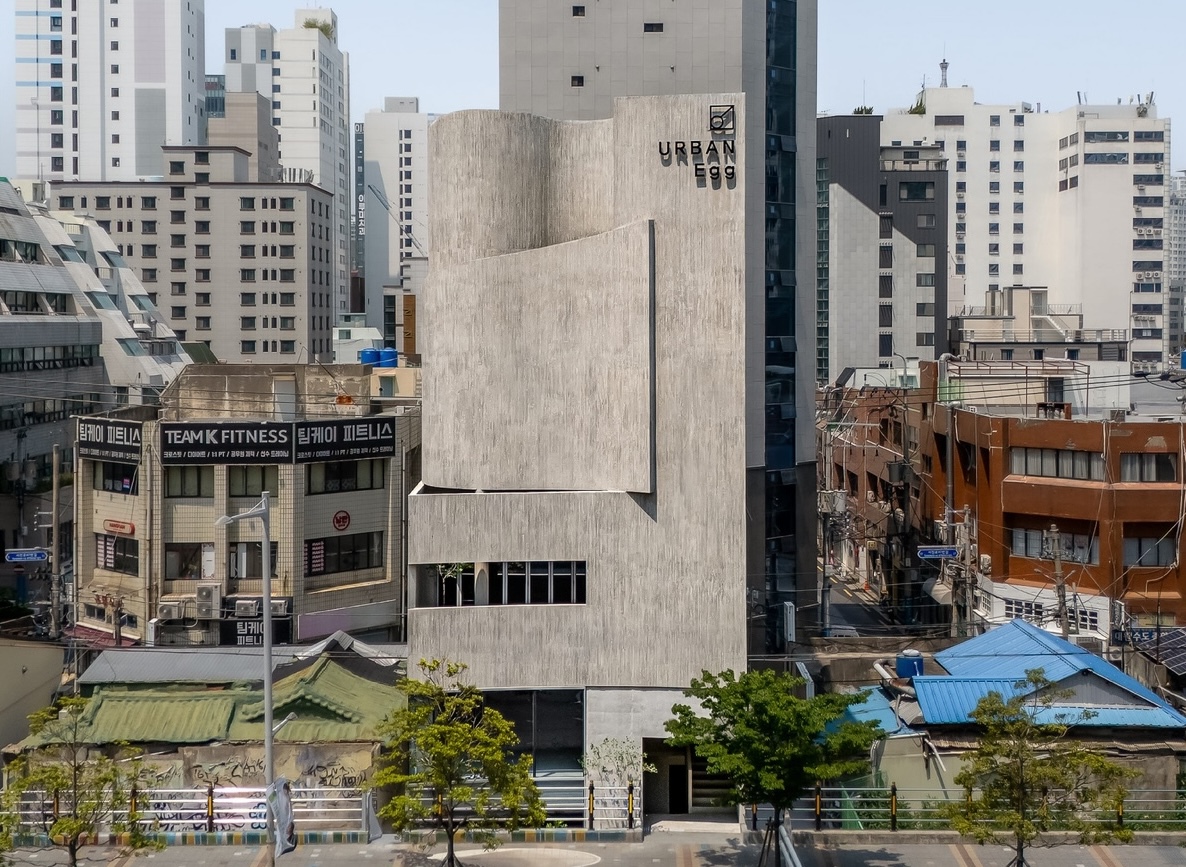 Instalação de uso misto Urban Egg / U.GA Architects